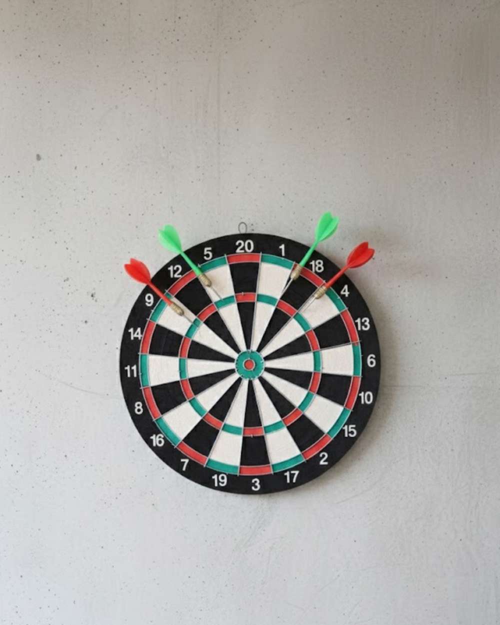 17 İnç Profesyonel Dart Tahtası Dayanıklı Yapı ve 4 Metal Dart Oku