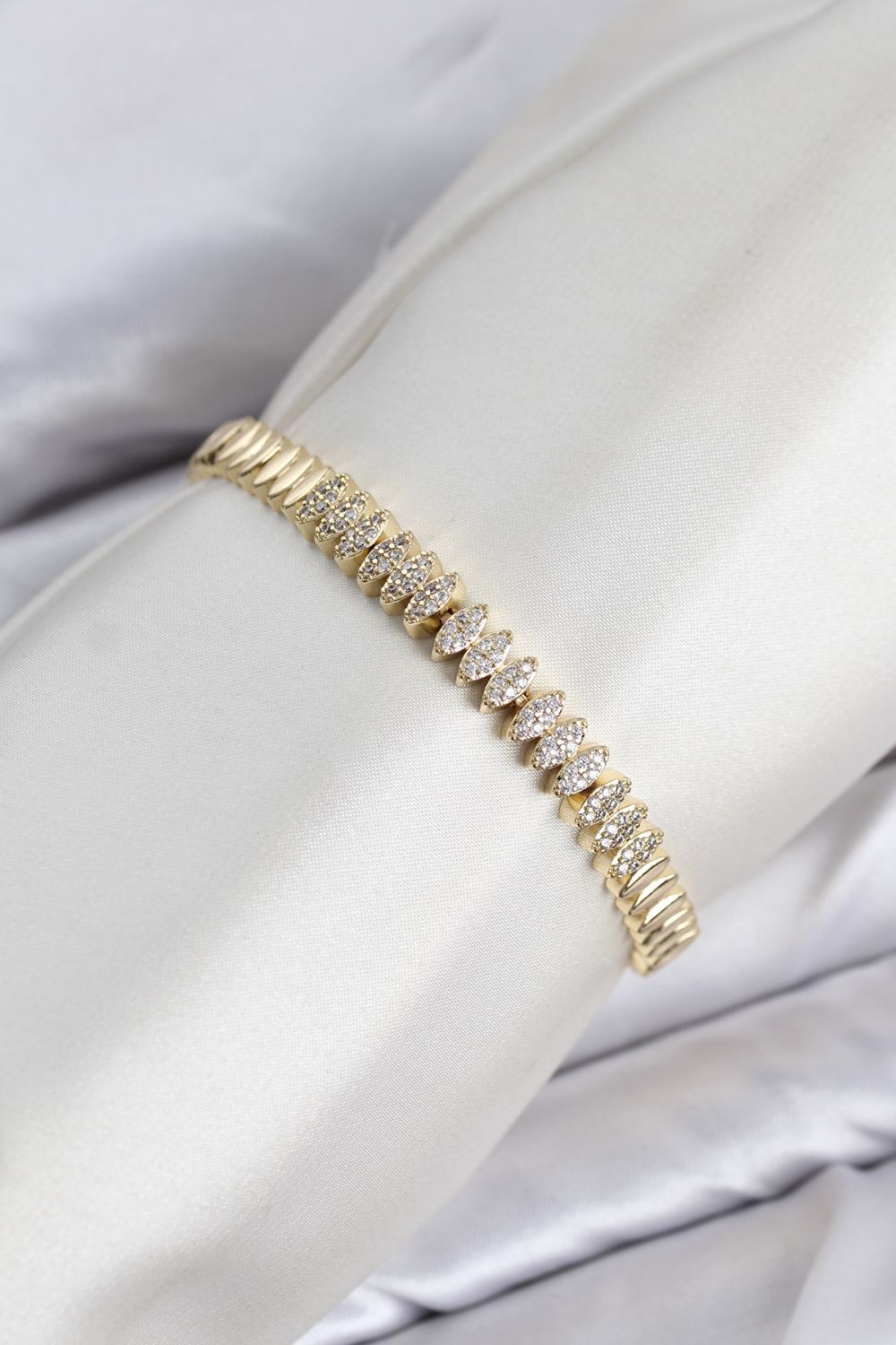 CM Arpa Model Zirkon Taşlı VIP Seri Gold Renk Pirinç Kadın Bileklik