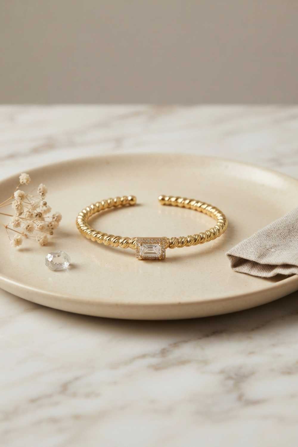 Gold Renk Dorika Model Kare Zirkon Taşlı Kadın Bileklik 5886