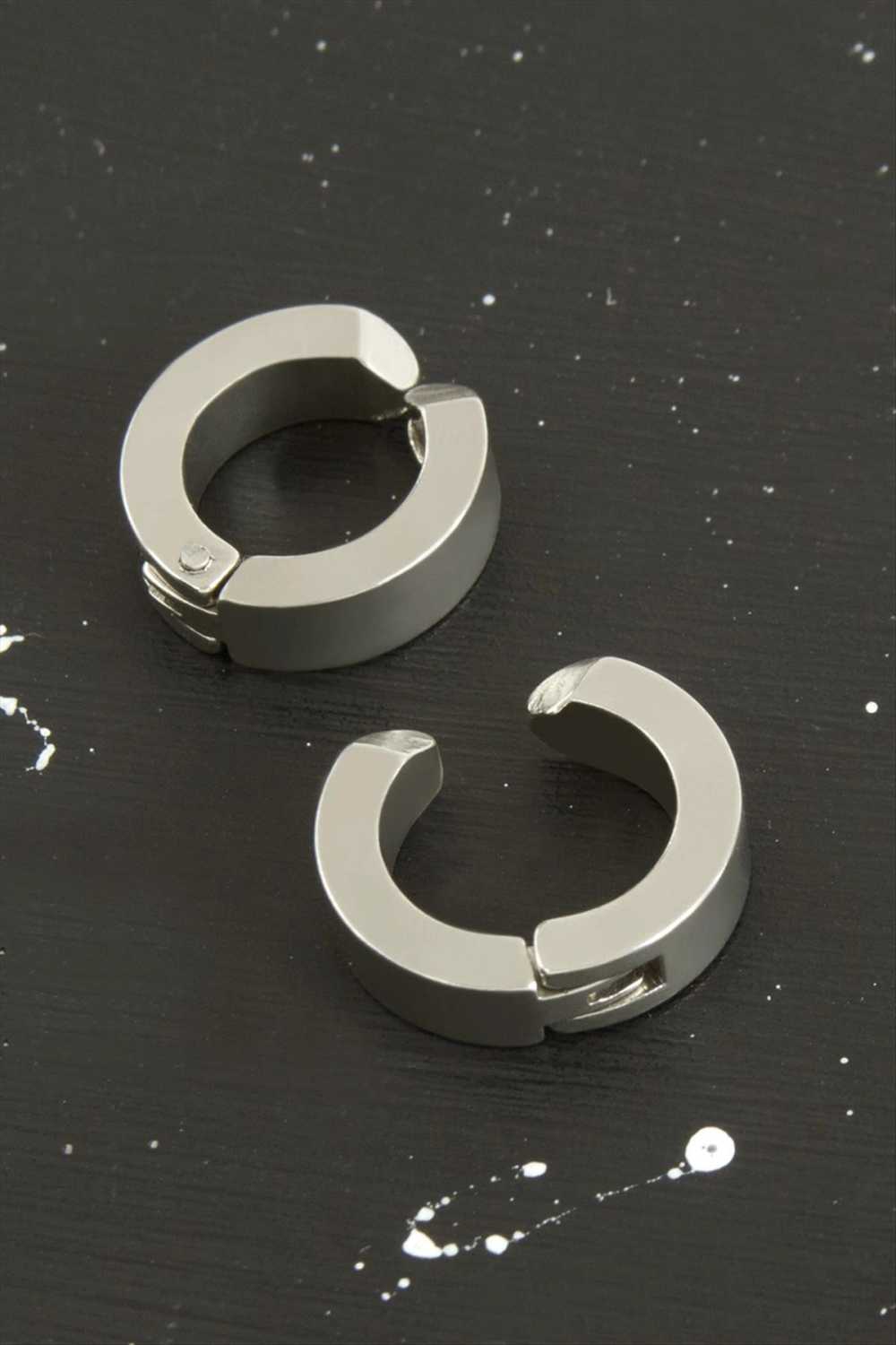Gümüş Renkli Kıstırmalı Erkek Çelik Küpe 1,5 cm