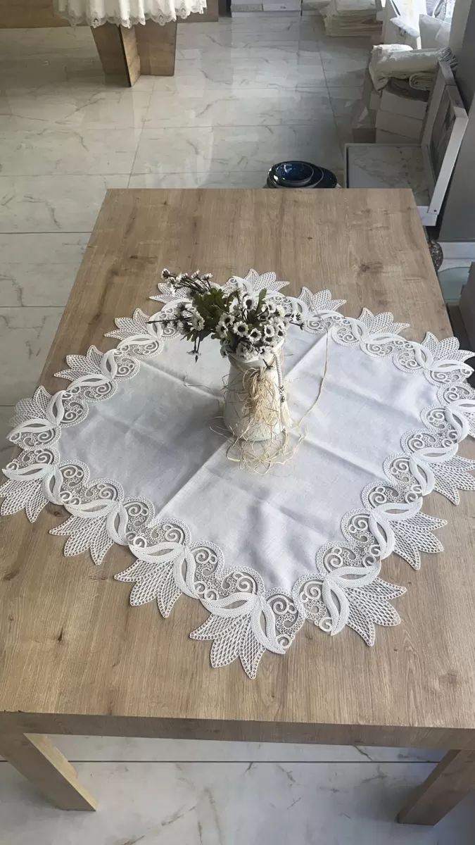 Kayla Kreme Gold 88x88 cm Fransız Dantel Detaylı Kare Sehpa Örtüsü Dekoratif