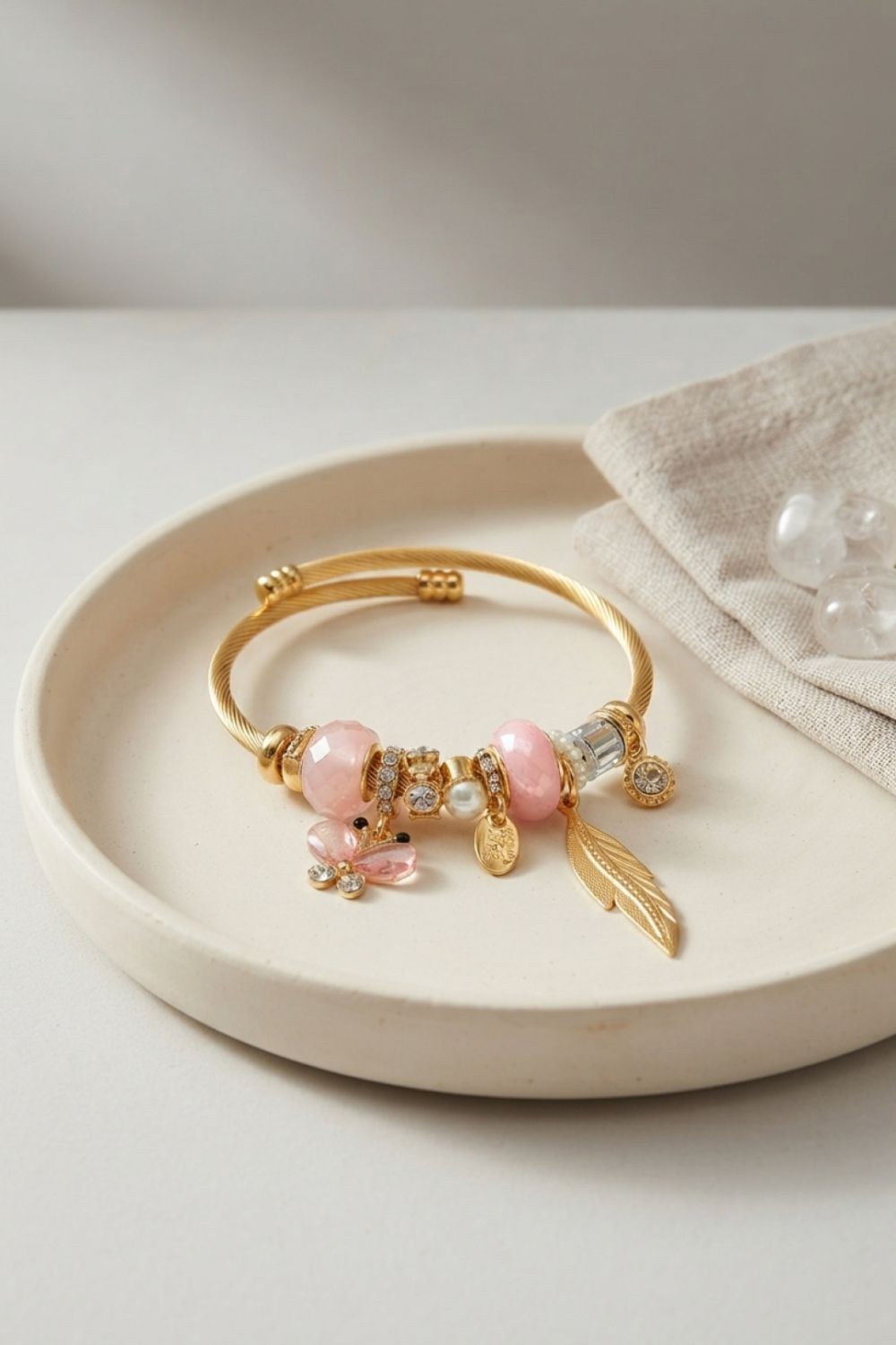 Kelebek Model Gold Renk Pembe Charmlı Bileklik