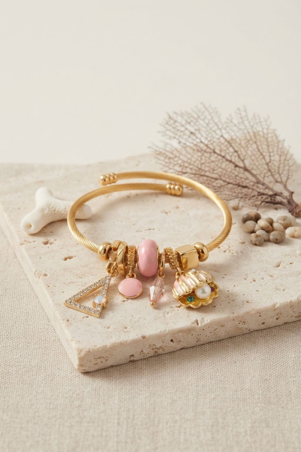 Pembe Deniz Kabuğu Model Gold Renk Charmlı Bileklik