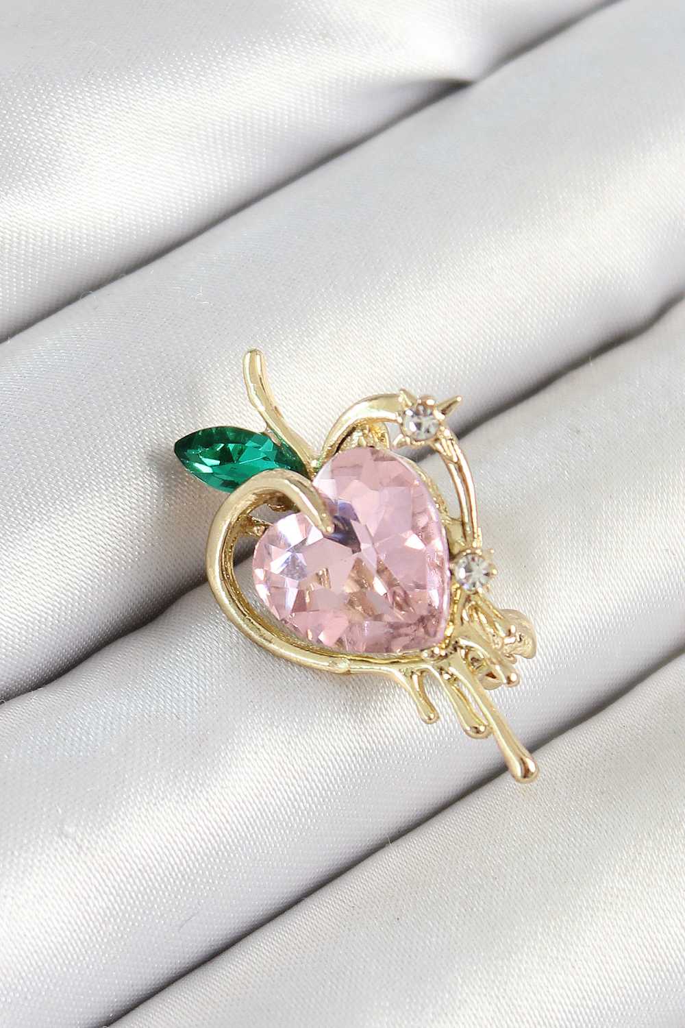 Pembe Ve Yeşil Zirkon Taşlı 3D Eriyen Kalp Figürlü Gold Renk Kadın Broş