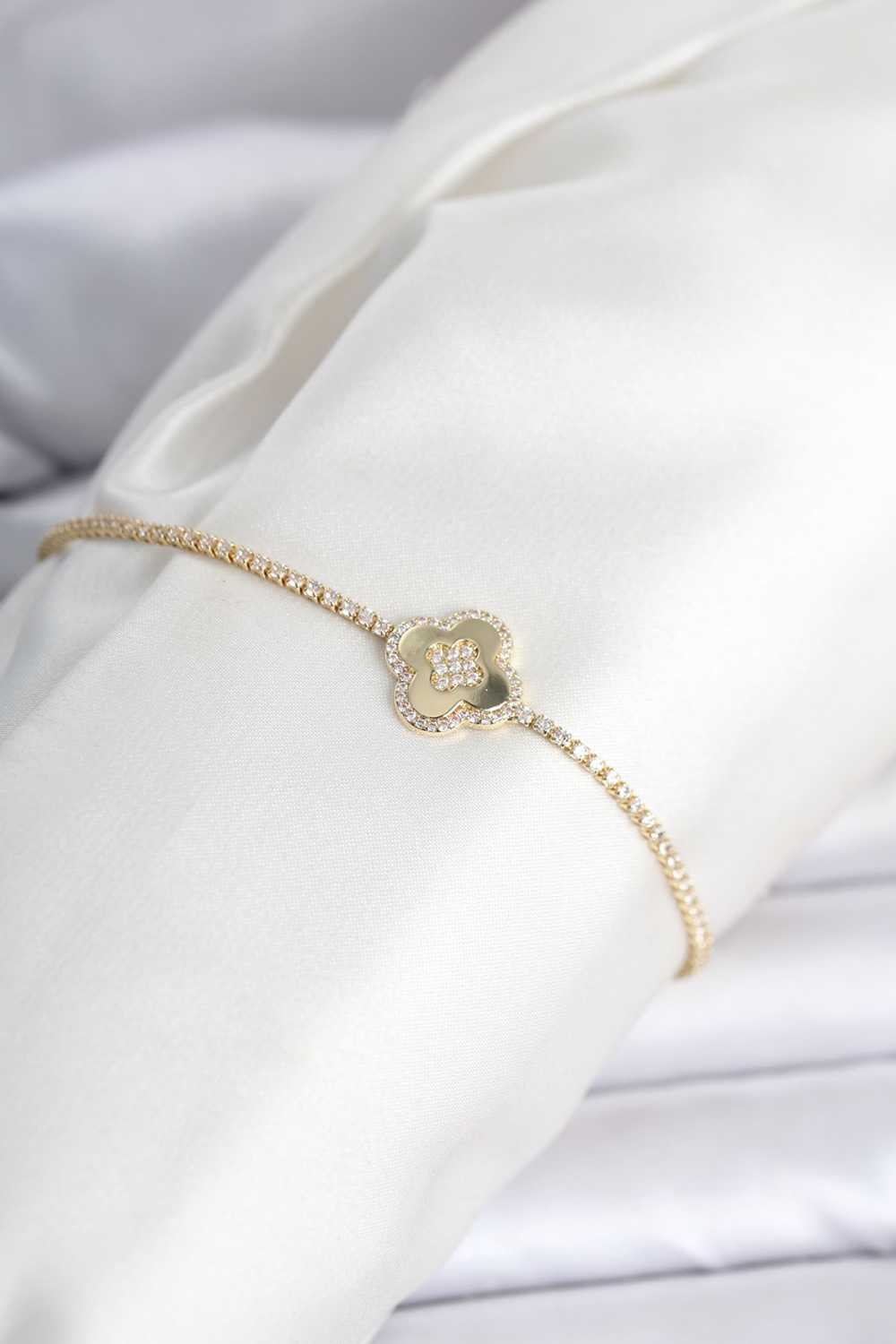 Pirinç Gold Renk Zirkon Taşlı Yonca Model Su Yolu Kadın Bileklik 5886